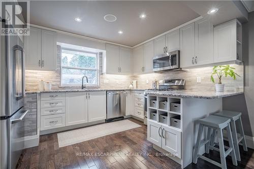 638 Waterloo Street, Burlington, ON - Indoor Photo Showing Kitchen With Upgraded Kitchen