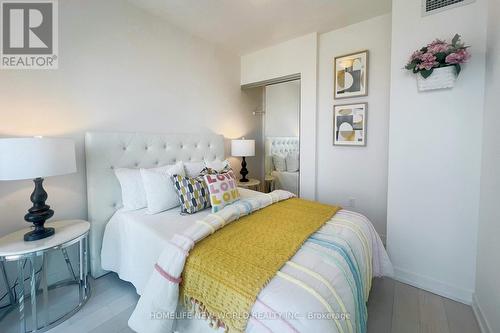 #3209 -1 Yorkville Ave, Toronto, ON - Indoor Photo Showing Bedroom