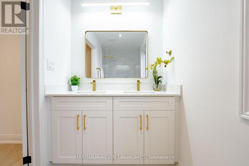 105 Patterson St, Newmarket, ON - Indoor Photo Showing Bathroom