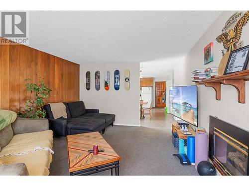 625 Fifth Street E, Revelstoke, BC - Indoor Photo Showing Living Room