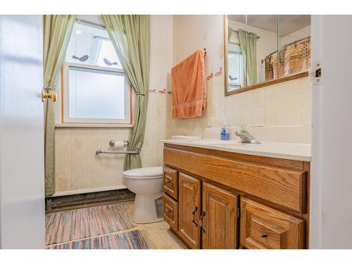 745 11Th Avenue, Trail, BC - Indoor Photo Showing Bathroom
