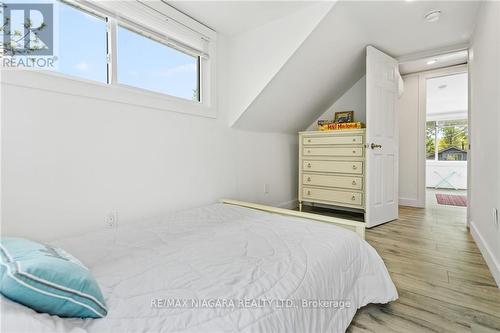377 Cambridge Rd W, Fort Erie, ON - Indoor Photo Showing Bedroom