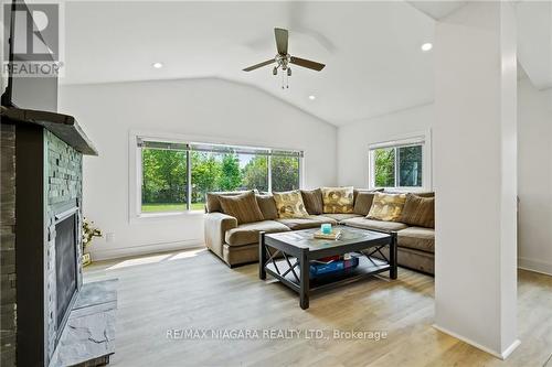 377 Cambridge Rd W, Fort Erie, ON - Indoor Photo Showing Living Room