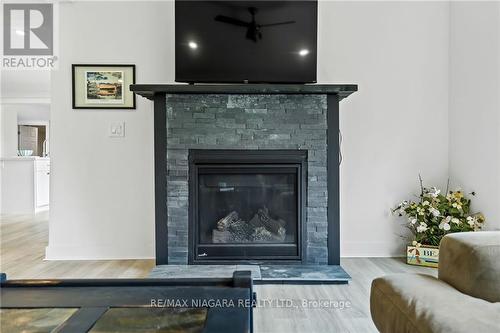 377 Cambridge Rd W, Fort Erie, ON - Indoor Photo Showing Living Room With Fireplace