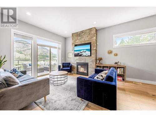 467 Dunbar Court, Kelowna, BC - Indoor Photo Showing Living Room With Fireplace