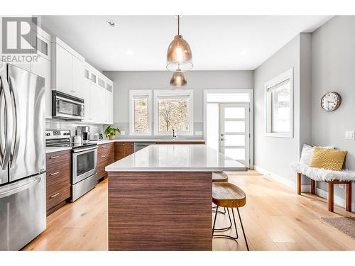 467 Dunbar Court, Kelowna, BC - Indoor Photo Showing Kitchen With Stainless Steel Kitchen