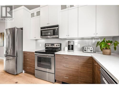 467 Dunbar Court, Kelowna, BC - Indoor Photo Showing Kitchen With Stainless Steel Kitchen