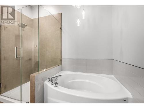 467 Dunbar Court, Kelowna, BC - Indoor Photo Showing Bathroom