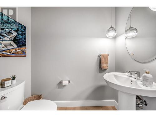 467 Dunbar Court, Kelowna, BC - Indoor Photo Showing Bathroom