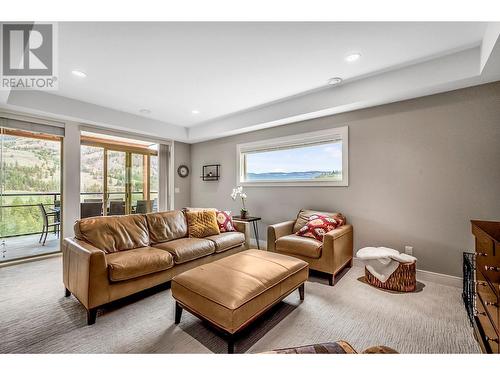 467 Dunbar Court, Kelowna, BC - Indoor Photo Showing Living Room