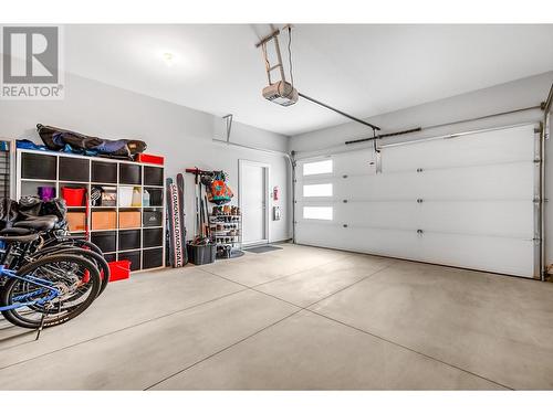467 Dunbar Court, Kelowna, BC - Indoor Photo Showing Garage