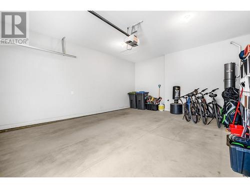 467 Dunbar Court, Kelowna, BC - Indoor Photo Showing Garage