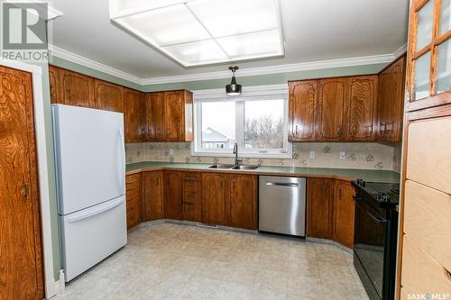 Scholer Acreage, Luseland, SK - Indoor Photo Showing Kitchen With Double Sink