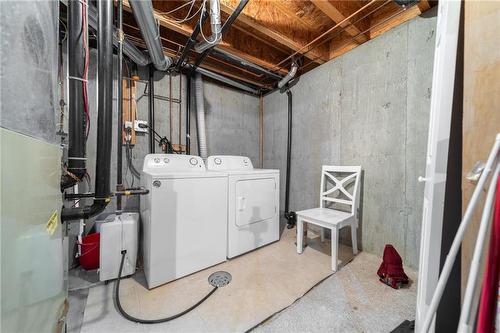 59 Chrysler Gate, Steinbach, MB - Indoor Photo Showing Laundry Room