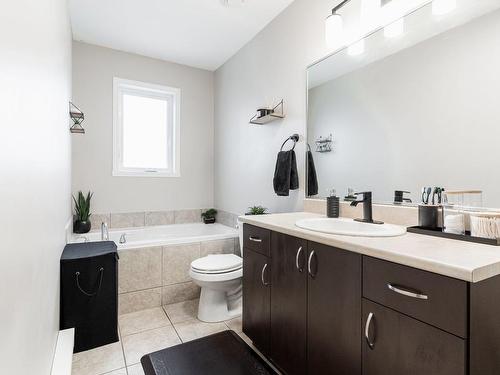 Bathroom - 7334 Boul. Notre-Dame, Laval (Sainte-Dorothée), QC - Indoor Photo Showing Bathroom