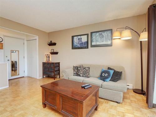 44-477 Lampson St, Esquimalt, BC - Indoor Photo Showing Living Room