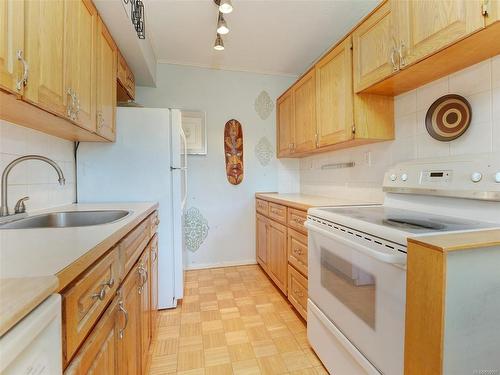 44-477 Lampson St, Esquimalt, BC - Indoor Photo Showing Kitchen