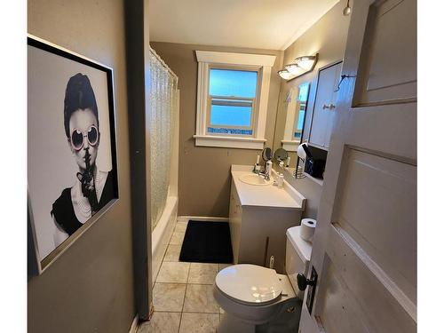 582 Bradley St, Nanaimo, BC - Indoor Photo Showing Bathroom
