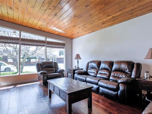 3915 Montrose St, Port Alberni, BC - Indoor Photo Showing Living Room