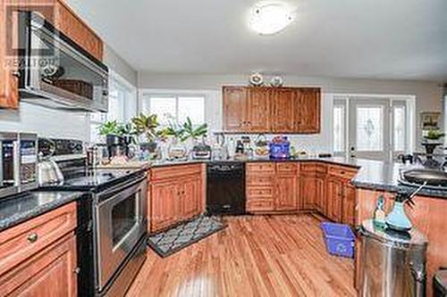 612 Perry Street W, Whitby, ON - Indoor Photo Showing Kitchen