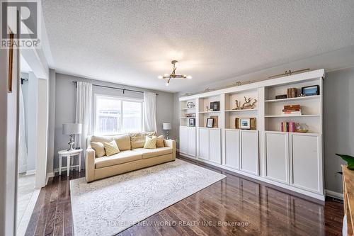 368 Gilpin Dr, Newmarket, ON - Indoor Photo Showing Living Room