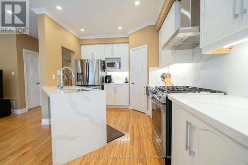 17 Sharon Lee Dr, Markham, ON - Indoor Photo Showing Kitchen With Upgraded Kitchen
