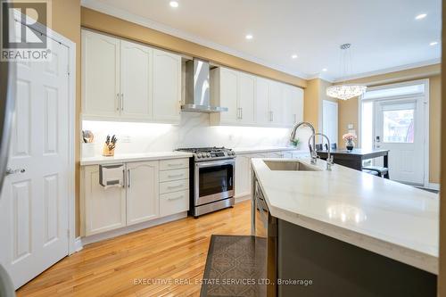 17 Sharon Lee Dr, Markham, ON - Indoor Photo Showing Kitchen With Upgraded Kitchen