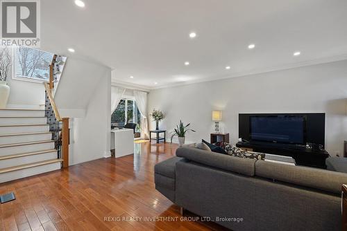 1376 Northaven Dr, Mississauga, ON - Indoor Photo Showing Living Room