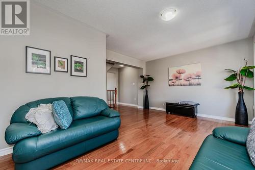 92 Bannister Cres, Brampton, ON - Indoor Photo Showing Living Room
