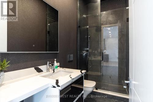 527 Taplow Crescent N, Oakville, ON - Indoor Photo Showing Bathroom