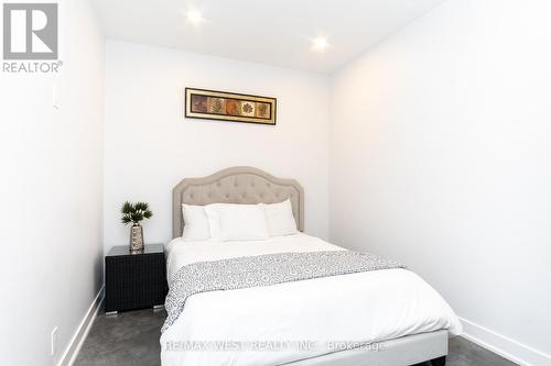 527 Taplow Crescent N, Oakville, ON - Indoor Photo Showing Bedroom