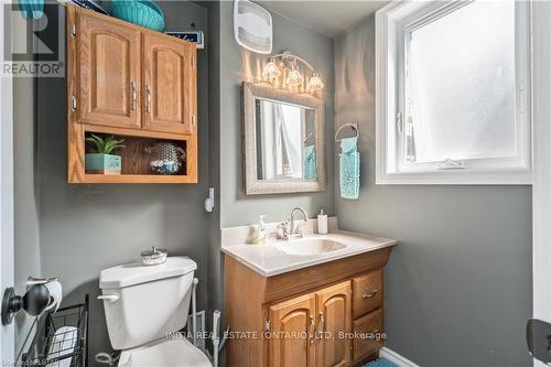 301 Newton Crt, Sarnia, ON - Indoor Photo Showing Bathroom