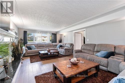 301 Newton Court, Sarnia, ON - Indoor Photo Showing Living Room