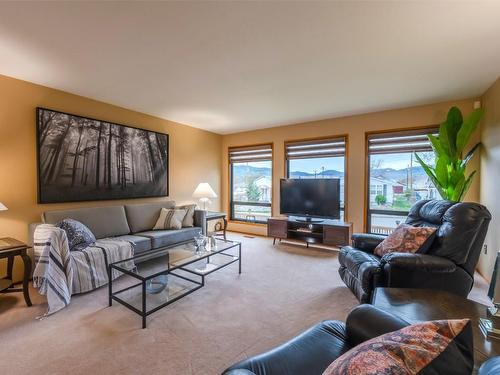 820 Bartlett Avenue, Oliver, BC - Indoor Photo Showing Living Room