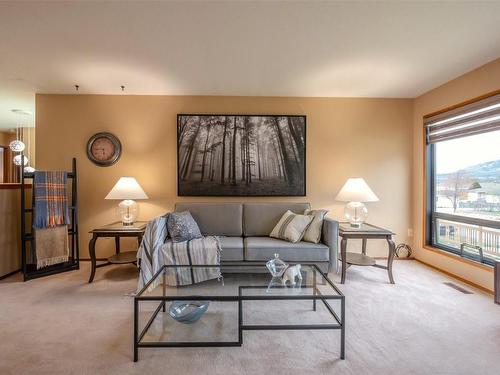 820 Bartlett Avenue, Oliver, BC - Indoor Photo Showing Living Room