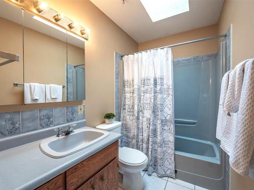 820 Bartlett Avenue, Oliver, BC - Indoor Photo Showing Bathroom