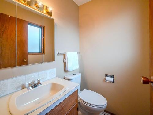 820 Bartlett Avenue, Oliver, BC - Indoor Photo Showing Bathroom
