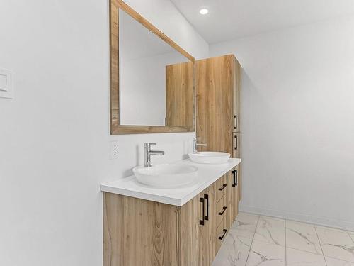 Bathroom - 56 Rue Maurice-Brodeur, Salaberry-De-Valleyfield, QC - Indoor Photo Showing Bathroom