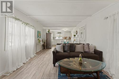 18 Magnolia Drive, Mcgregor, ON - Indoor Photo Showing Living Room