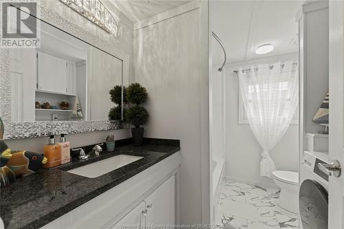18 Magnolia Drive, Mcgregor, ON - Indoor Photo Showing Bathroom