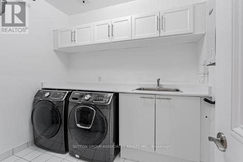5202 - 2191 Yonge Street, Toronto, ON - Indoor Photo Showing Laundry Room