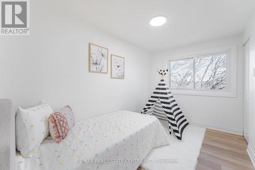 191 Mendel Crt, Oakville, ON - Indoor Photo Showing Bedroom