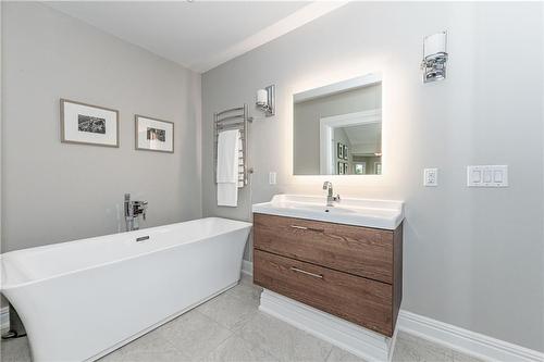 main bath - 1425 Plains Road W, Burlington, ON - Indoor Photo Showing Bathroom
