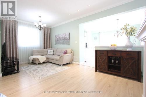 20 Bestview Cres, Vaughan, ON - Indoor Photo Showing Living Room