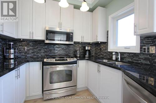 20 Bestview Cres, Vaughan, ON - Indoor Photo Showing Kitchen With Double Sink With Upgraded Kitchen
