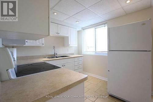 20 Bestview Cres, Vaughan, ON - Indoor Photo Showing Kitchen With Double Sink
