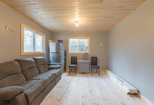 106 Boundary Lane, Kinmount, ON - Indoor Photo Showing Living Room