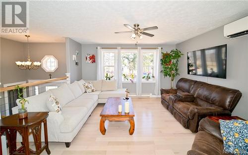 7 Parkview Avenue, Oromocto, NB - Indoor Photo Showing Living Room