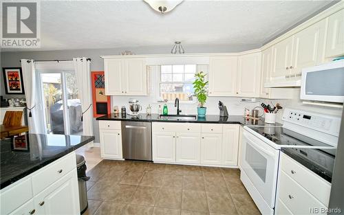 7 Parkview Avenue, Oromocto, NB - Indoor Photo Showing Kitchen