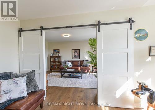 1336 Hawk Ridge Crescent, Severn, ON - Indoor Photo Showing Living Room